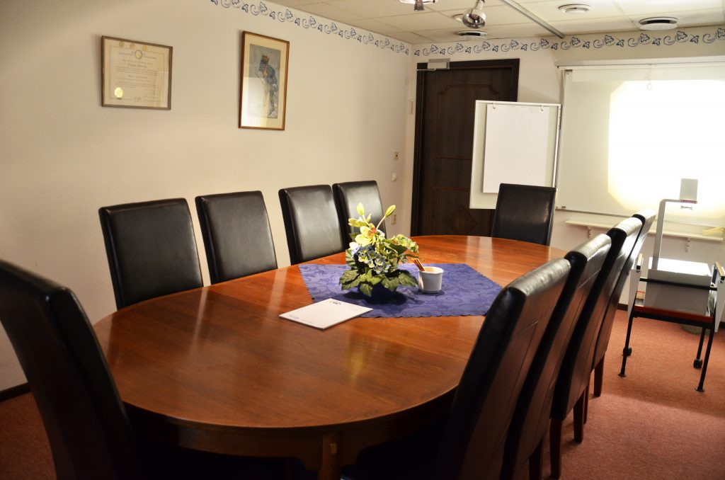 Jämtkrogen bjuder in till konferens i Jämtland på vårt hotell i Bräcke. Vi har 4 luftiga och ljusa konferensrum lämpliga för små till medelstora grupper. Konferensrummen har plats för mellan 4 och 70 personer. Jämtkrogen Hotell ligger i hjärtat av Bräcke, med uppfart direkt utanför E14 - klicka här för att se en googlekarta över Bräcke byn.
